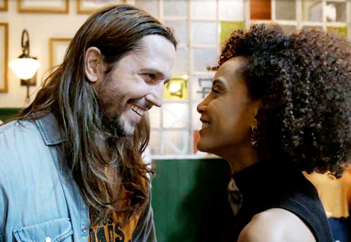 Davi e Vitória se conhecem em Amor de Mãe