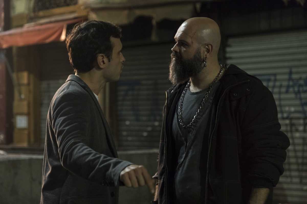Pedro Antônio é atacado pelo líder dos skinheads