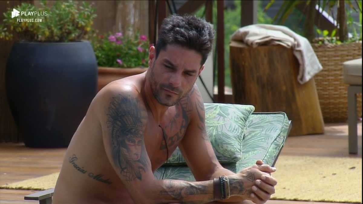 Diego Grossi conversa na piscina de A Fazenda