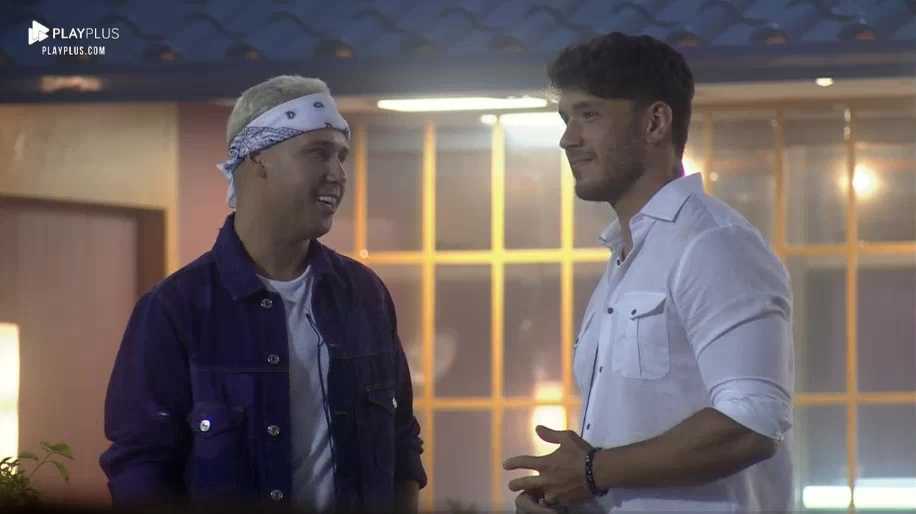 Vini Vieira e Lucas Viana conversam na última festa de 'A Fazenda 11'