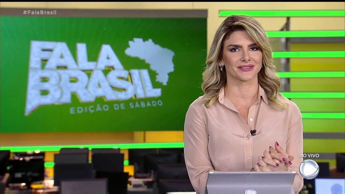 Bianca Saraiva na bancada do Fala Brasil da Record TV