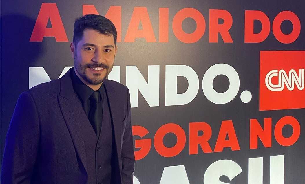 Evaristo Costa na CNN Brasil onde apresenta o CNN Séries Originais