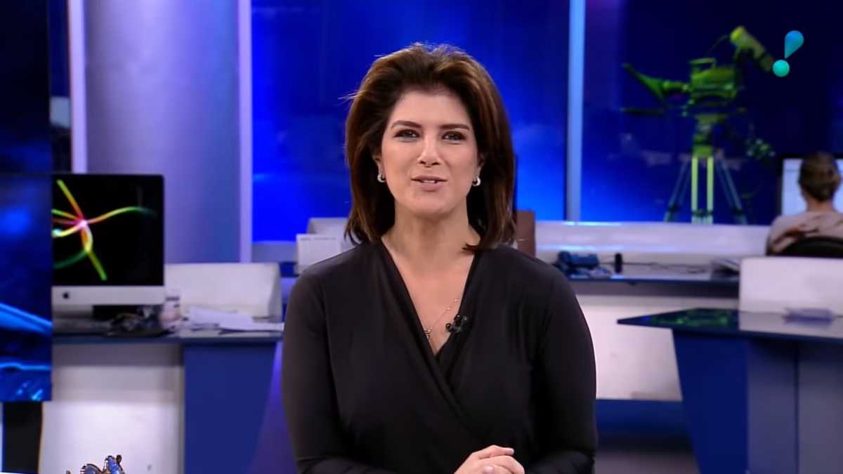 Foto de Mariana Godoy apresentando o RedeTV News