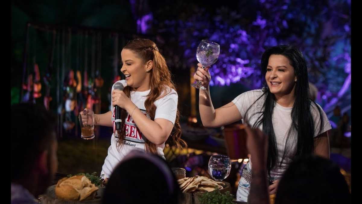 Foto da dupla sertaneja Maiara e Maraisa durante um clip