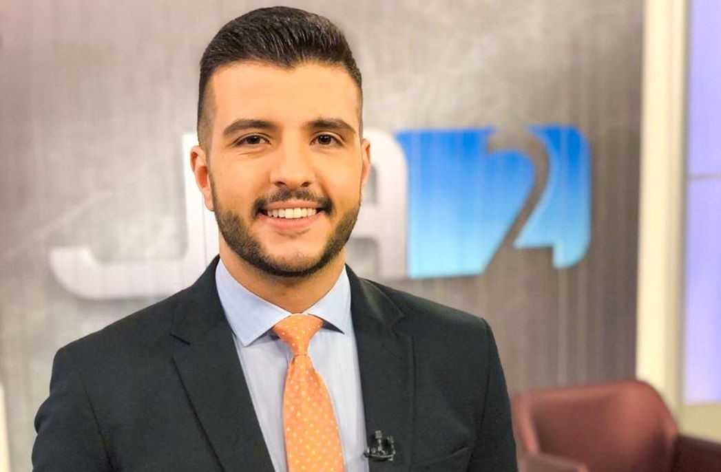 Foto do jornalista Matheus Ribeiro no cenário do Jornal da Anhanguera