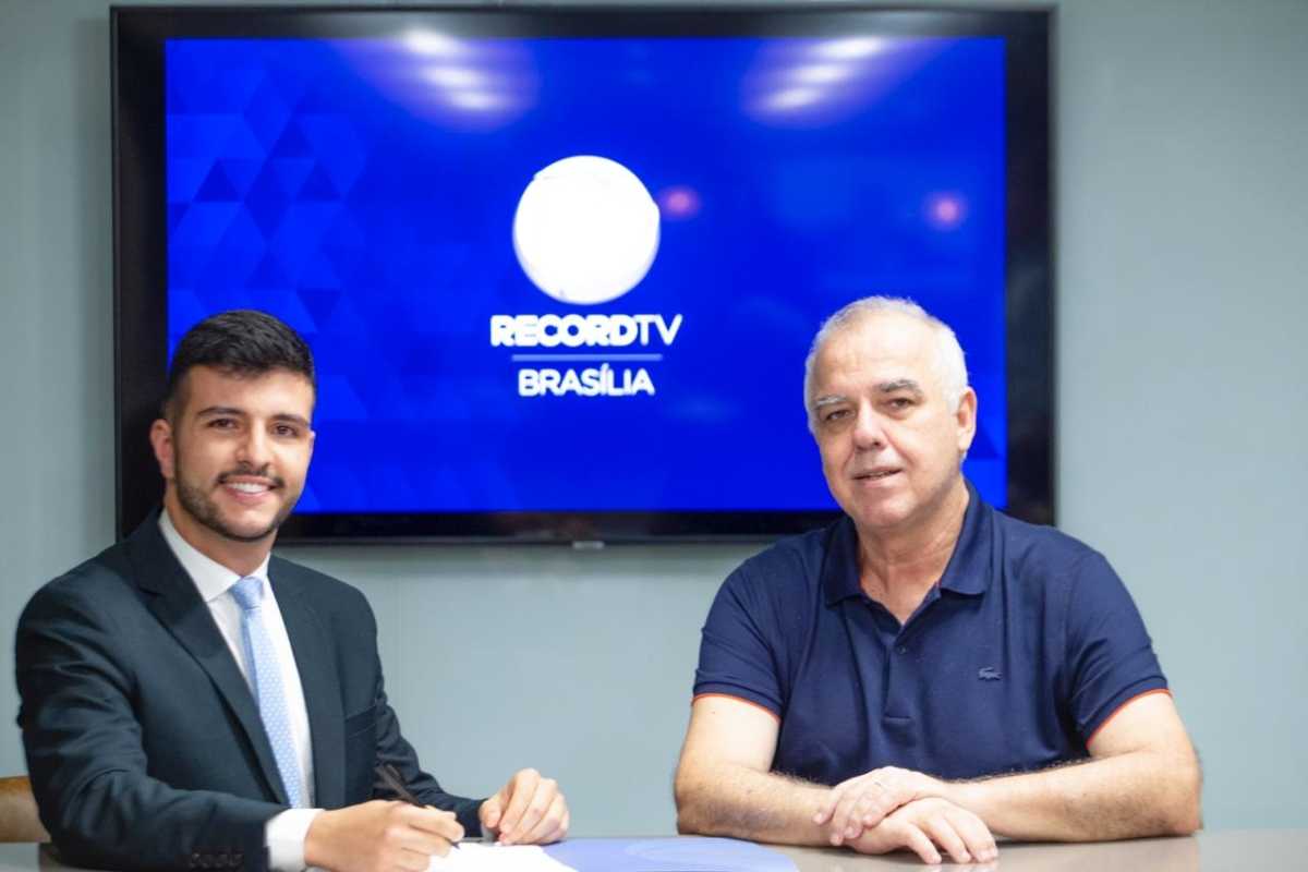 Matheus Ribeiro com Domingos Fraga, diretor de jornalismo da Record TV Brasília