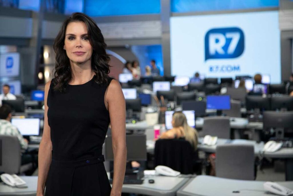 Foto das jornalismo Camila Busnello na redação do RJ