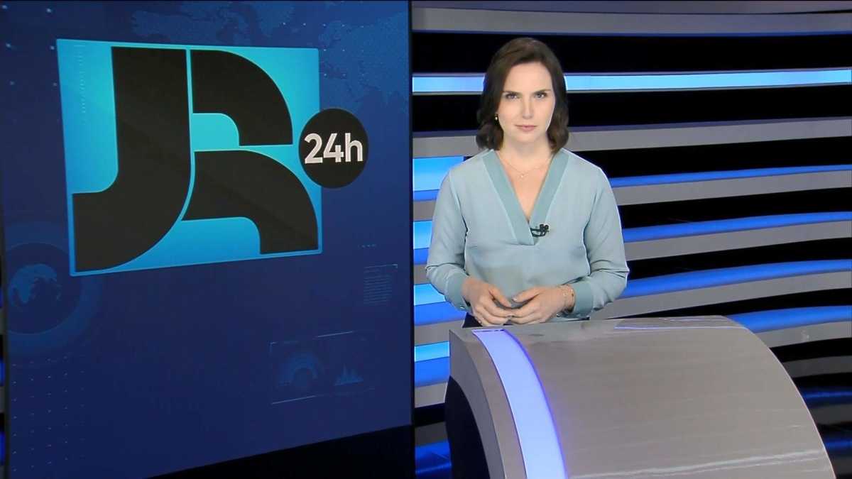 Apresentadora Giovanna Risardo no cenário do Jornal da Record