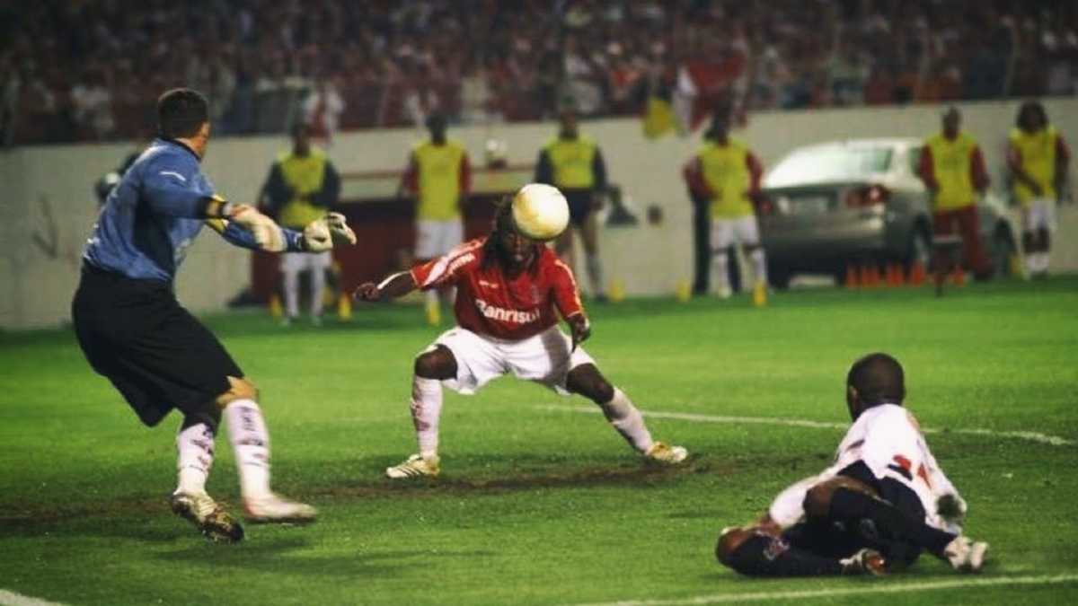 Lance do gol de Tinga para o Internacional | Imagem: Youtube/Reprodução
