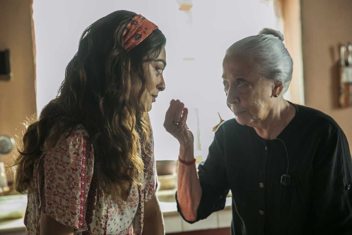 Cena de Maria, Juliana Paes, e Dulce, vivida por Fernanda Montenegro na novela A Dona do Pedaço
