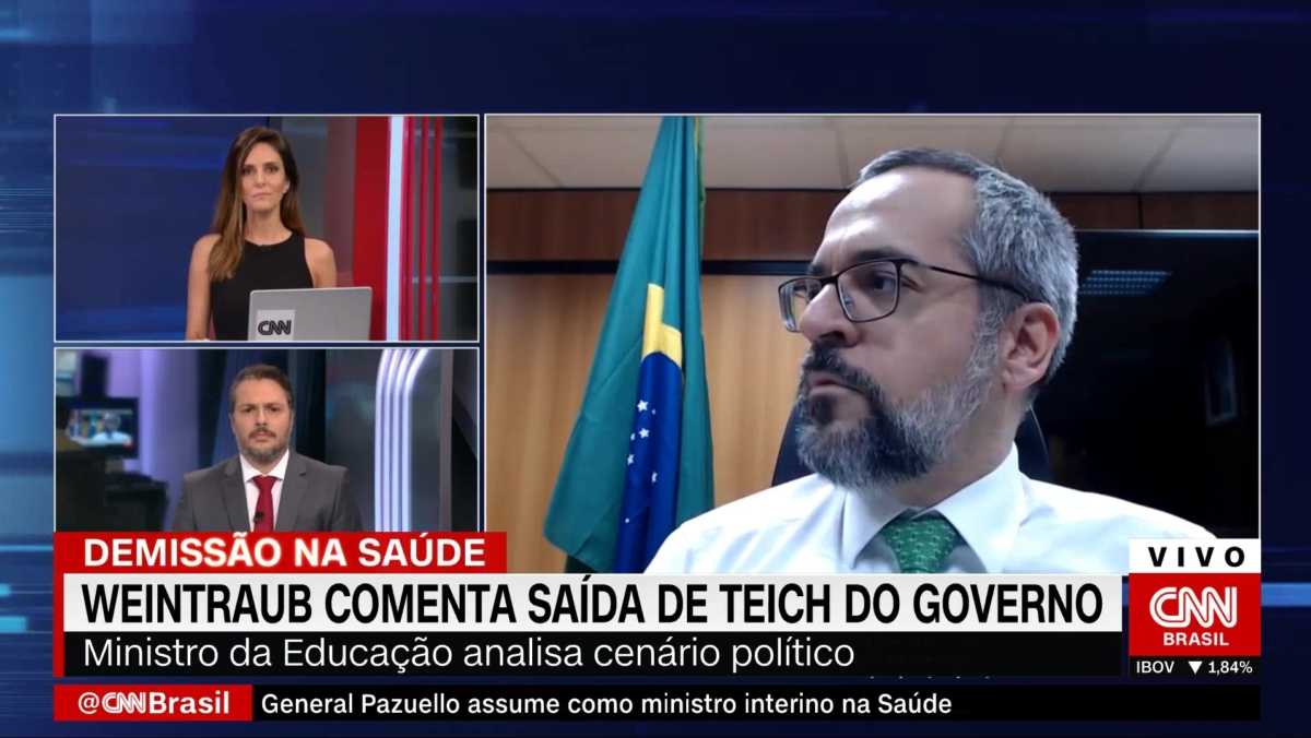  Abraham Weintraub  conversa com seu assessor no meio da entrevista na CNN Brasil