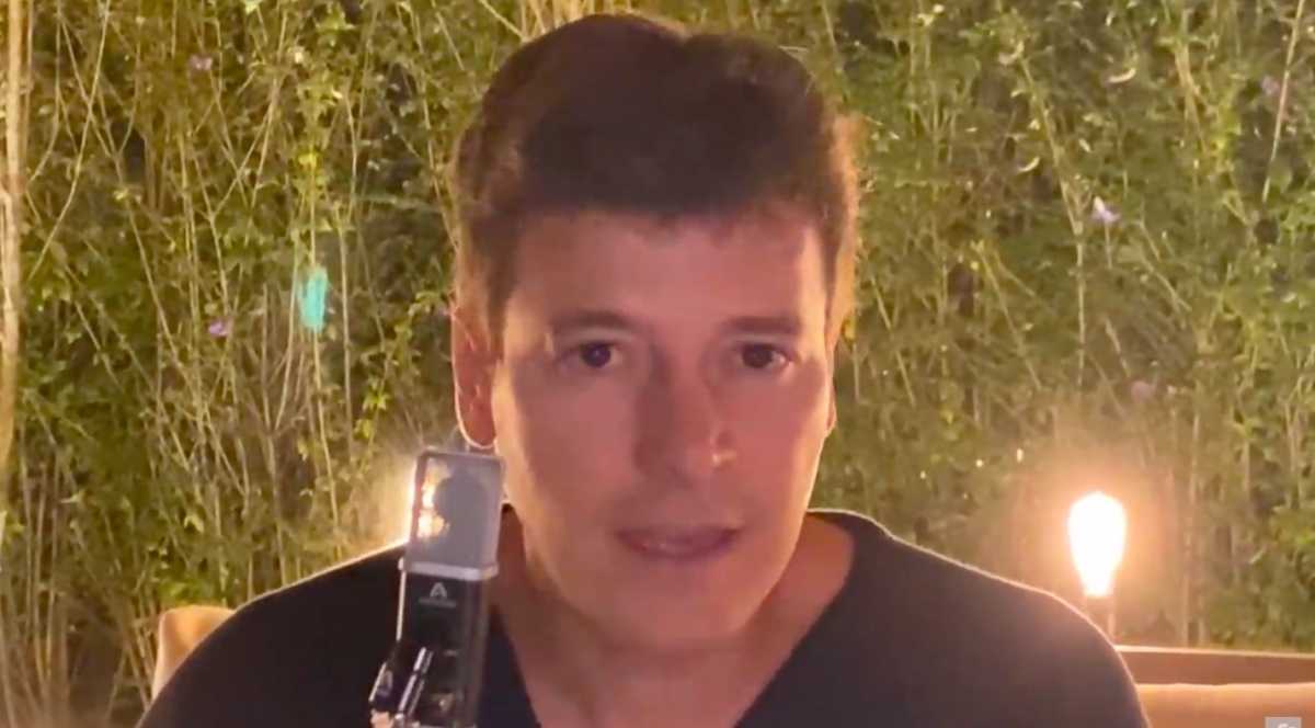 Rodrigo Faro cantando