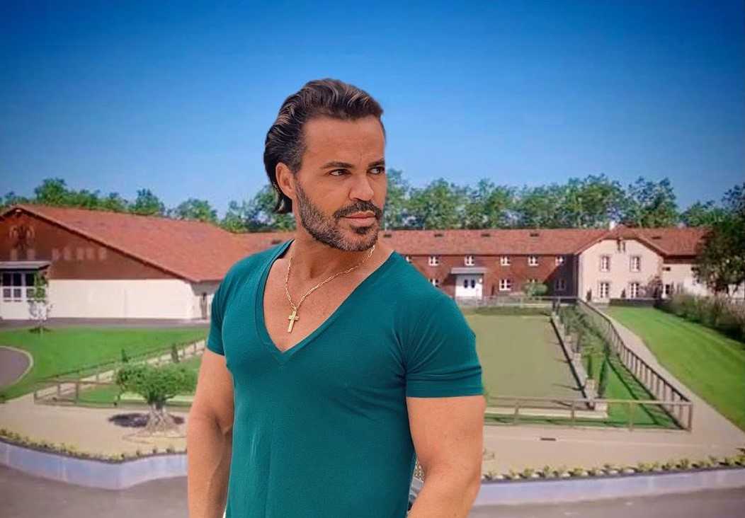 Eduardo Costa em foto no campo