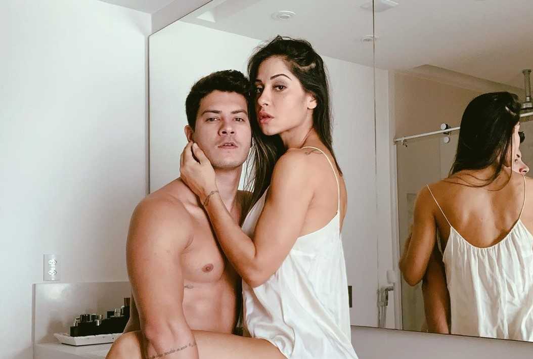 Mayra Cardi e Arthur Aguiar posam em banheiro de sua casa
