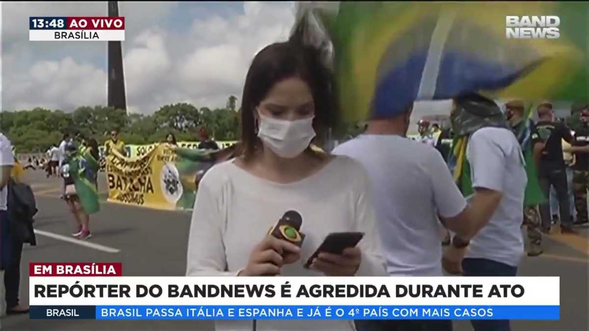 Repórter da Band é agredida por bandeirada de Bolsonarista
