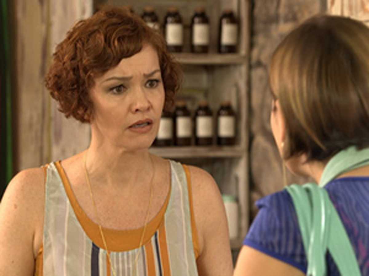 Esther é abordada por Vanessa em Fina Estampa