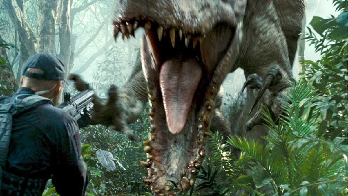 Dinossauro abre a boca para engolir homem em cena do film Filme Jurassic World O Mundo Dos Dinossauros