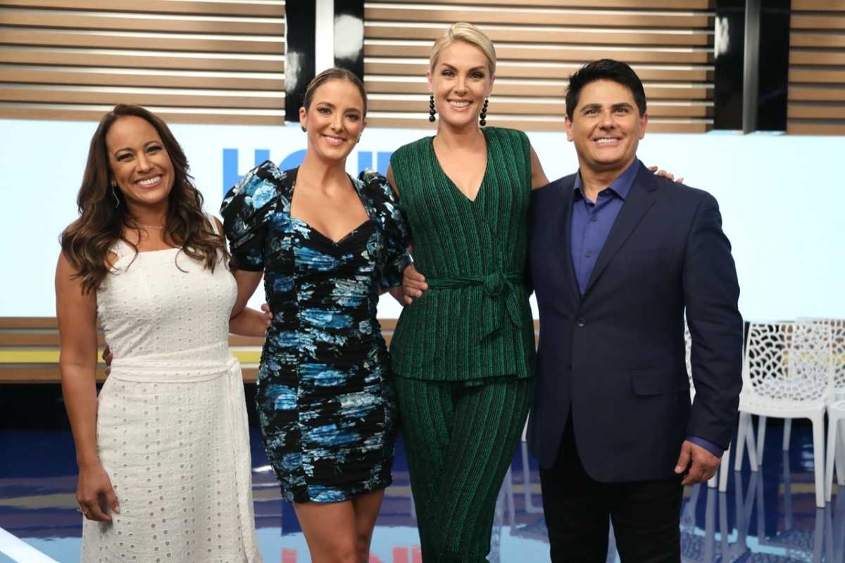 Apresentadores do Hoje em Dia no cenário do programa