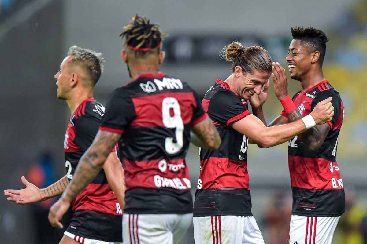 Jogadores do Flamengo comemorando Gol contra o Bangu, no retorno do futebol carioca