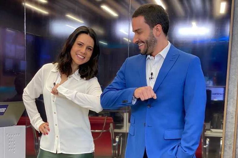 Paula Valdez e João Paulo Vergueiro no cenário do BandNews TV
