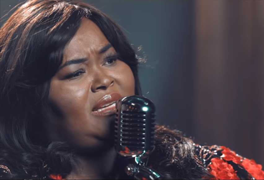 Fabiana Anastácio no clipe Deixa Comigo