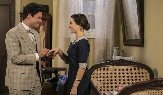 Celso dá anel de noivado a Maria em Êta Mundo Bom