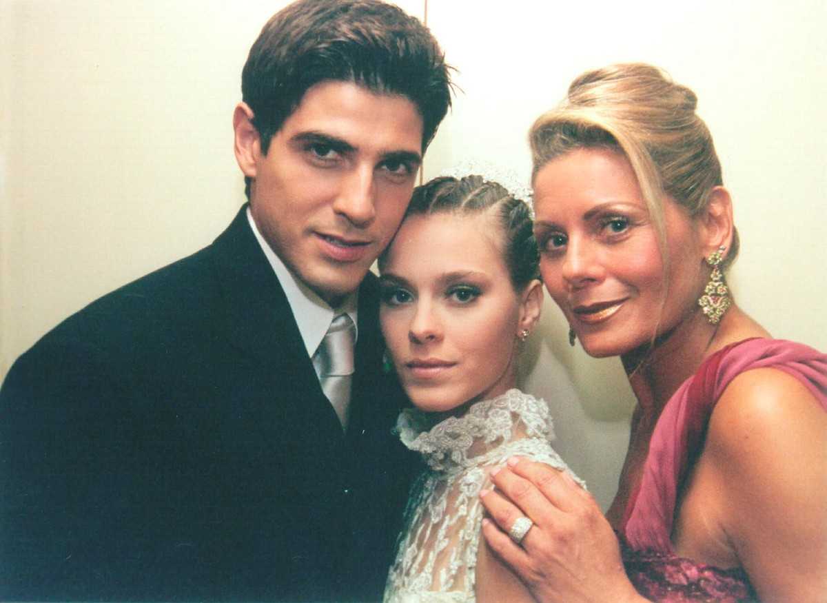 Protagonistas da novela Laços de Família abraçados