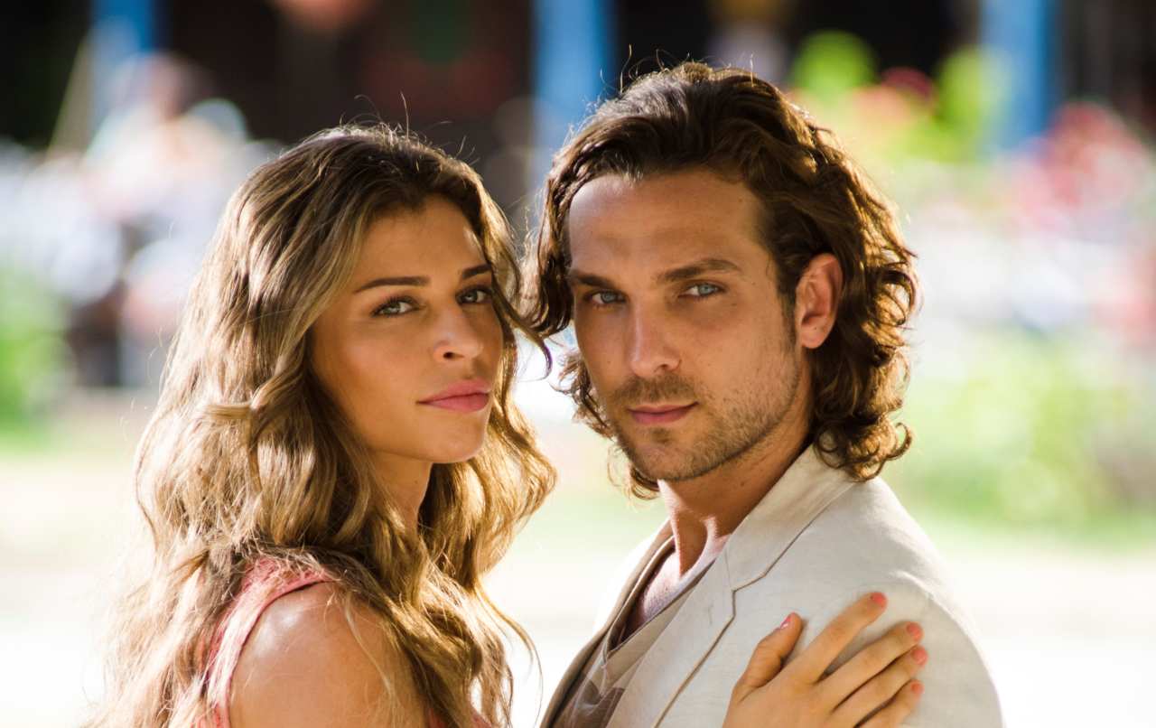 Grazi Massafera e Igor Rickli como Ester e Alberto na novela Flor do Caribe