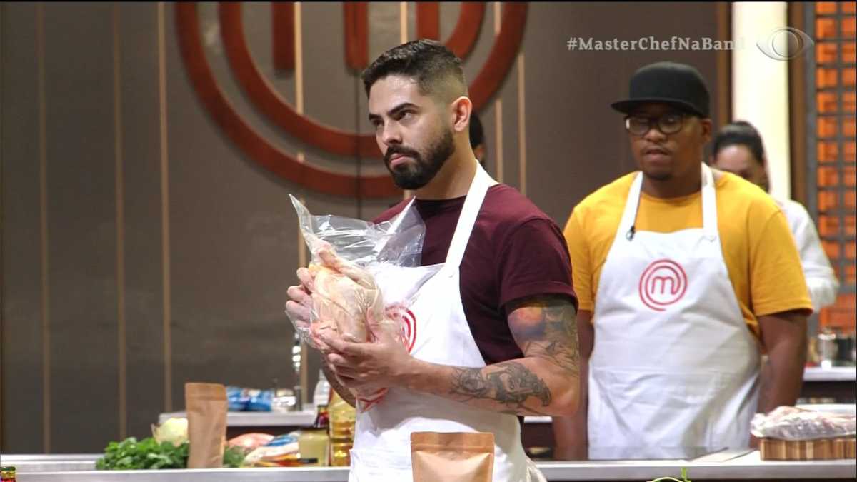 Participante Ali Phelipe segura a galinha