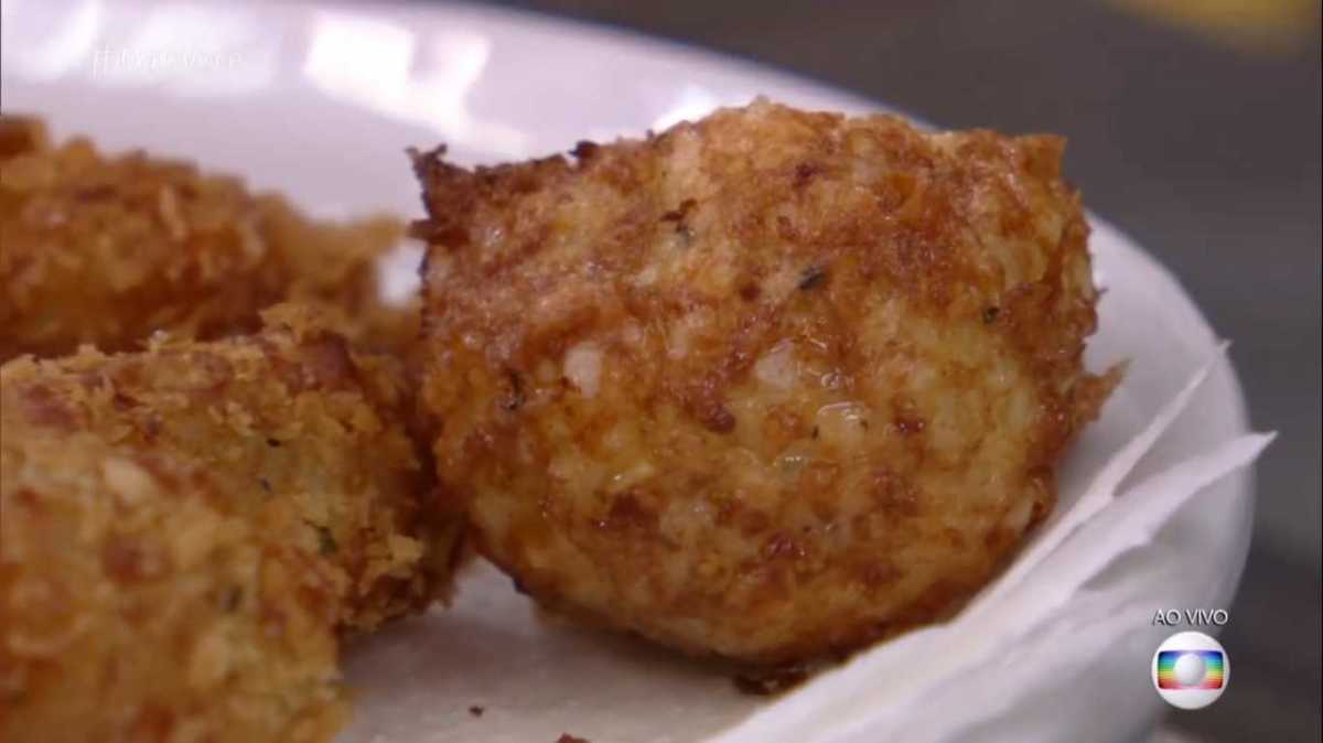 Bolinho de Arroz Crocante saindo do forno