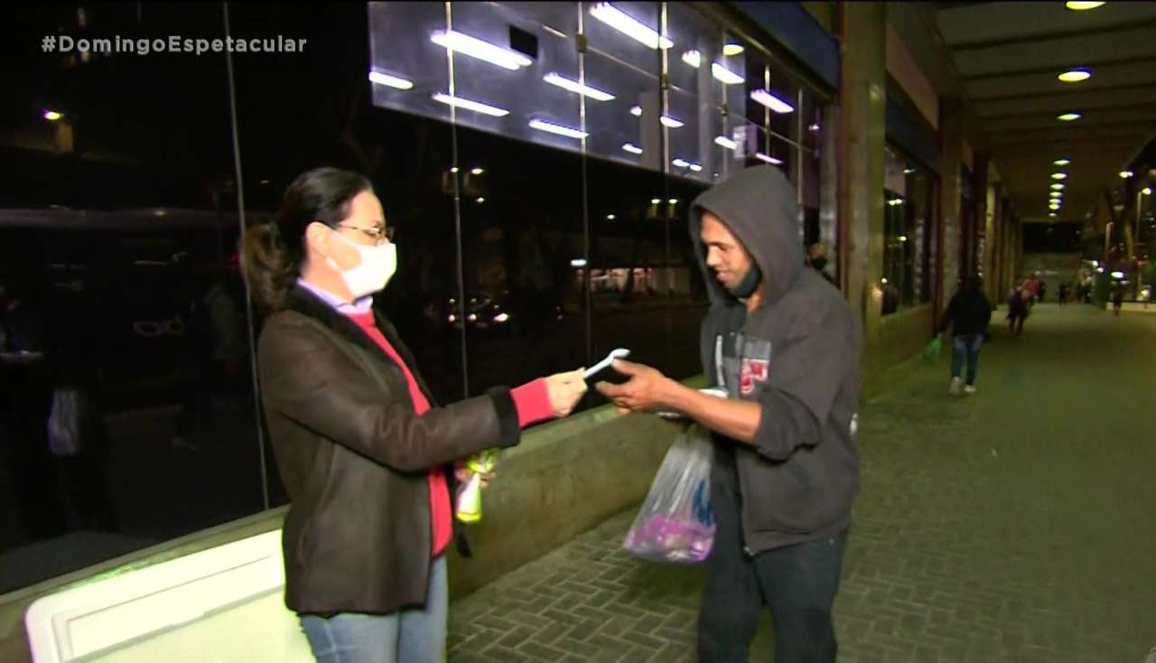 Carolina Ferraz entrega marmitas para moradores de rua em São Paulo