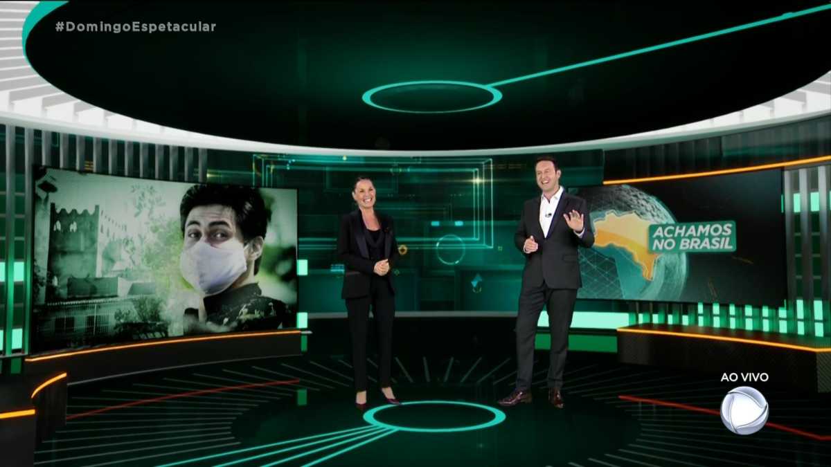 Carolina Ferraz e Eduardo Ribeiro brincam durante apresentação do Achamos no Brasil do Domingo Espetacular