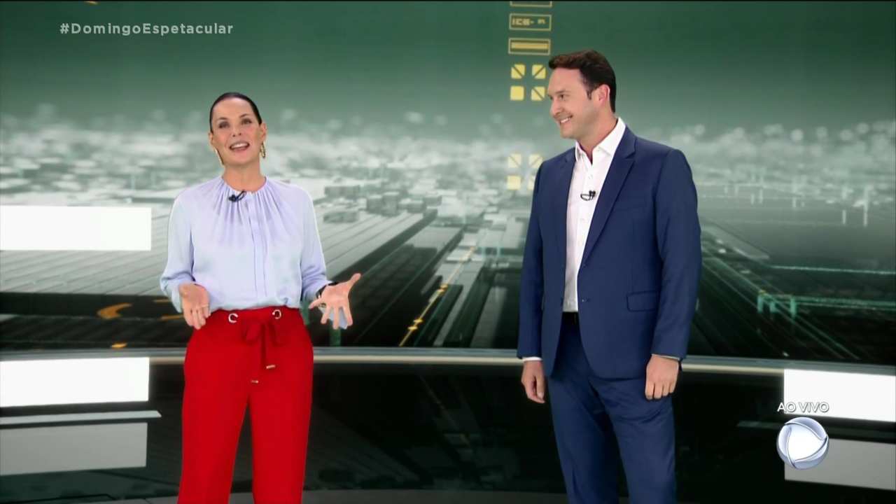 Eduardo Ribeiro e Carolina Ferraz apresentando o Domingo Espetacular do dia 19 de julho