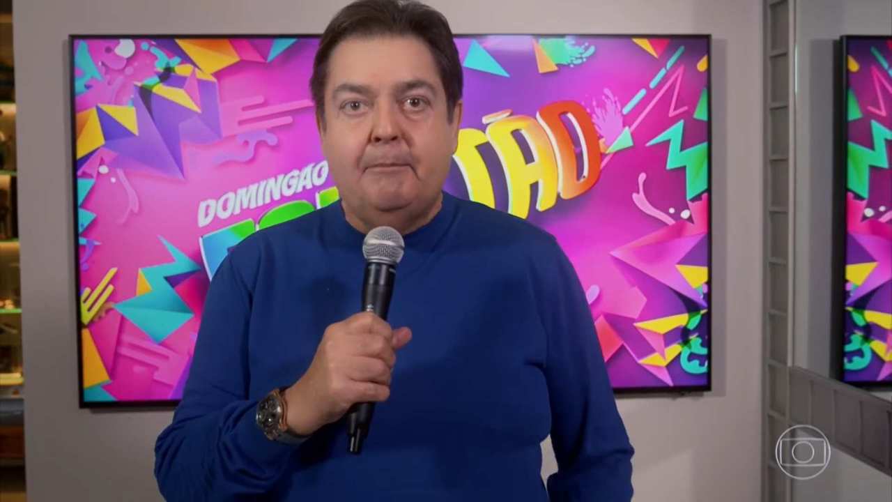 Fausto Silva apresentando o Domingão do Faustão do dia 19 de julho