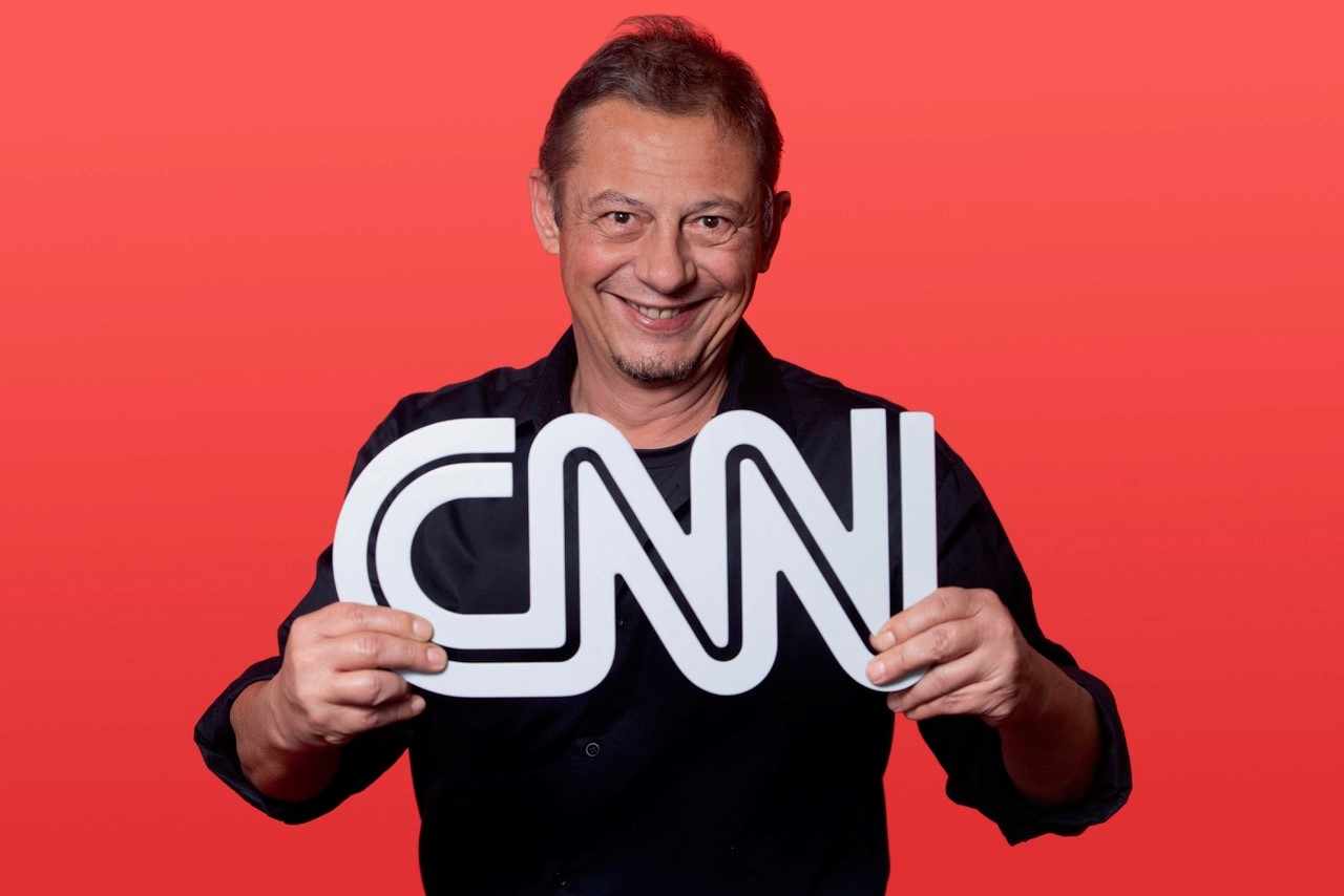 Flavio Ferrari segura o logo da CNN Brasil