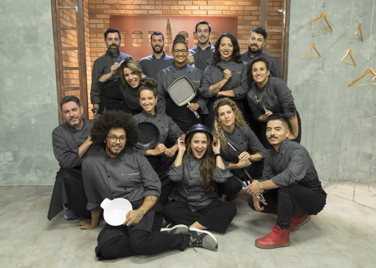 Os 14 participantes do Top Chef 2 posam juntos