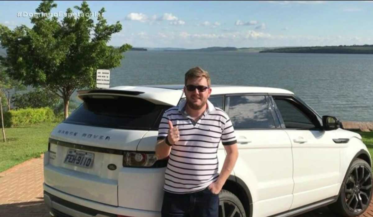 José Henrique Casales Júnior, dono da 123 Importados, posa ao lado do seu carro de luxo
