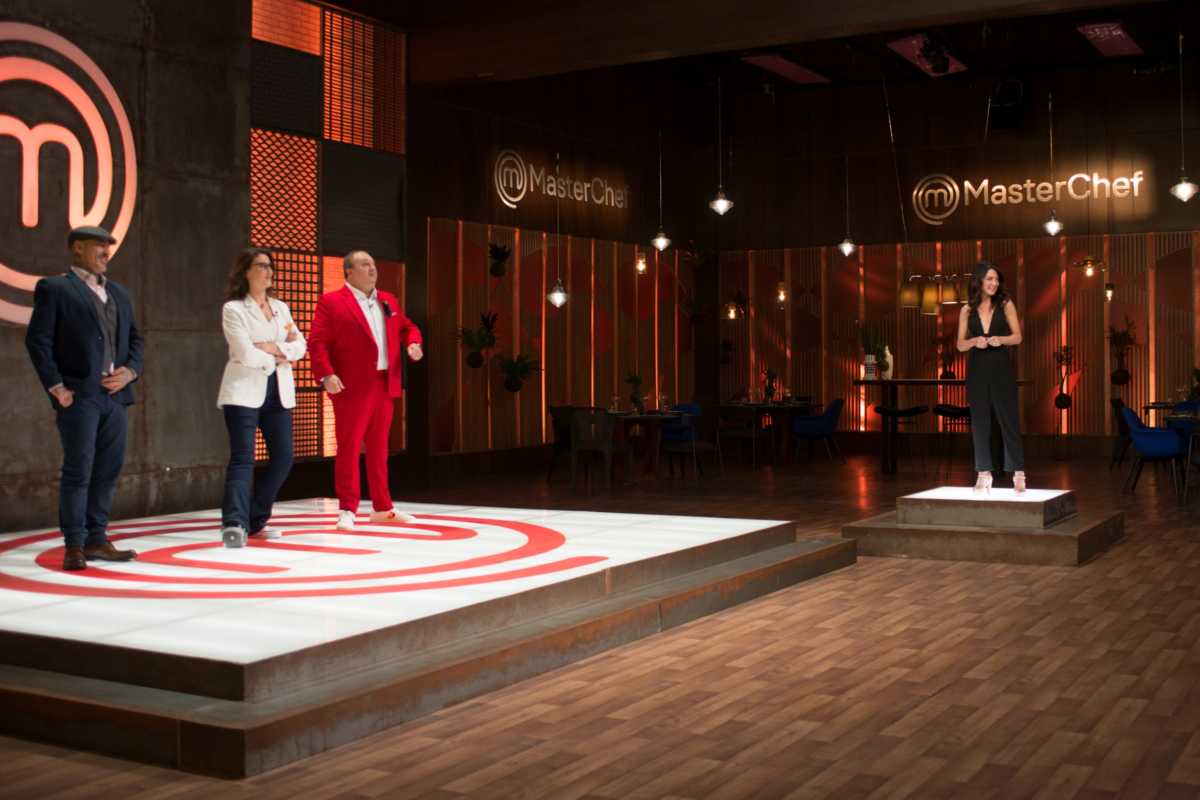 Jurados e Ana Paula Padrão no cenário do MasterChef Brasil