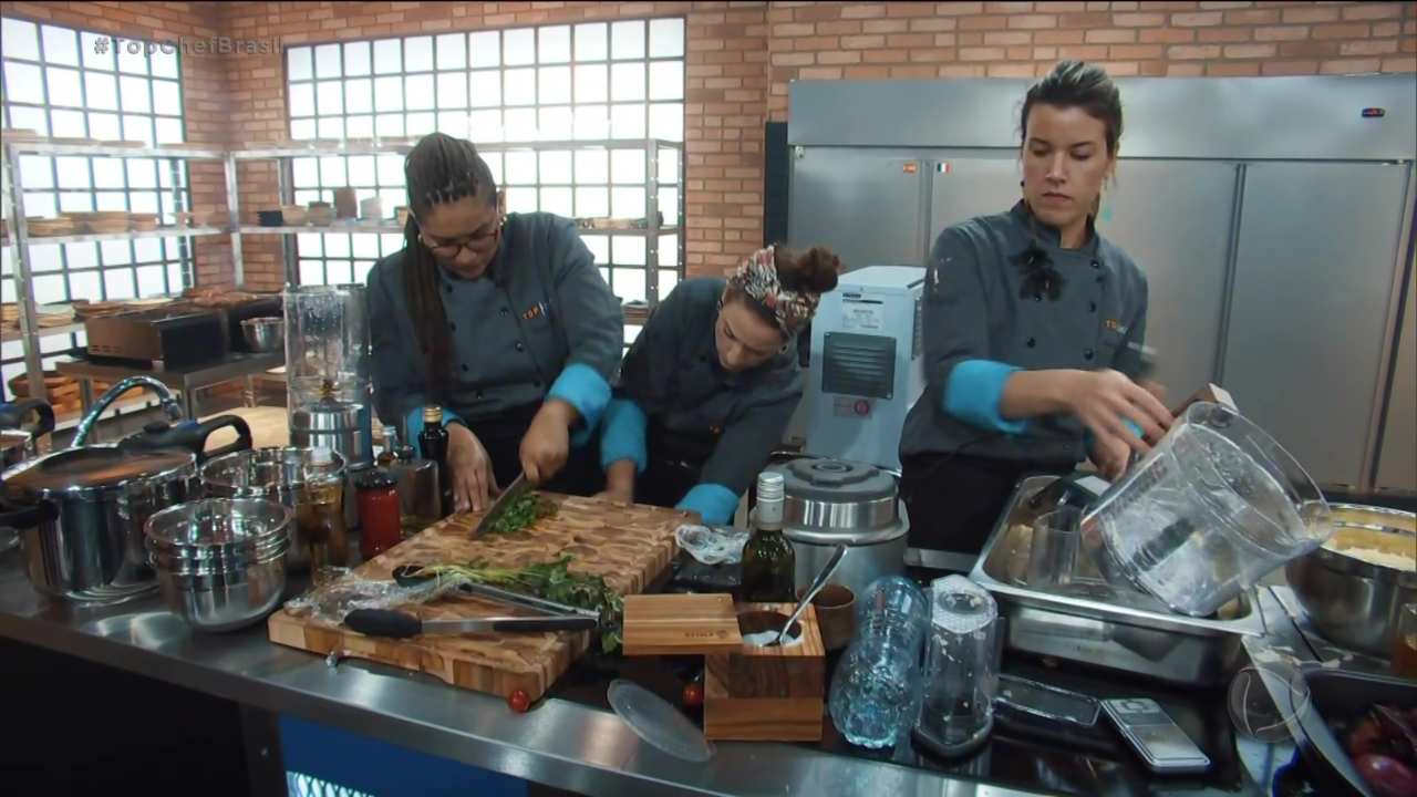 Beatriz ajusta a tábua de Taty que discute com ela no Teste de Fogo do Top Chef Brasil