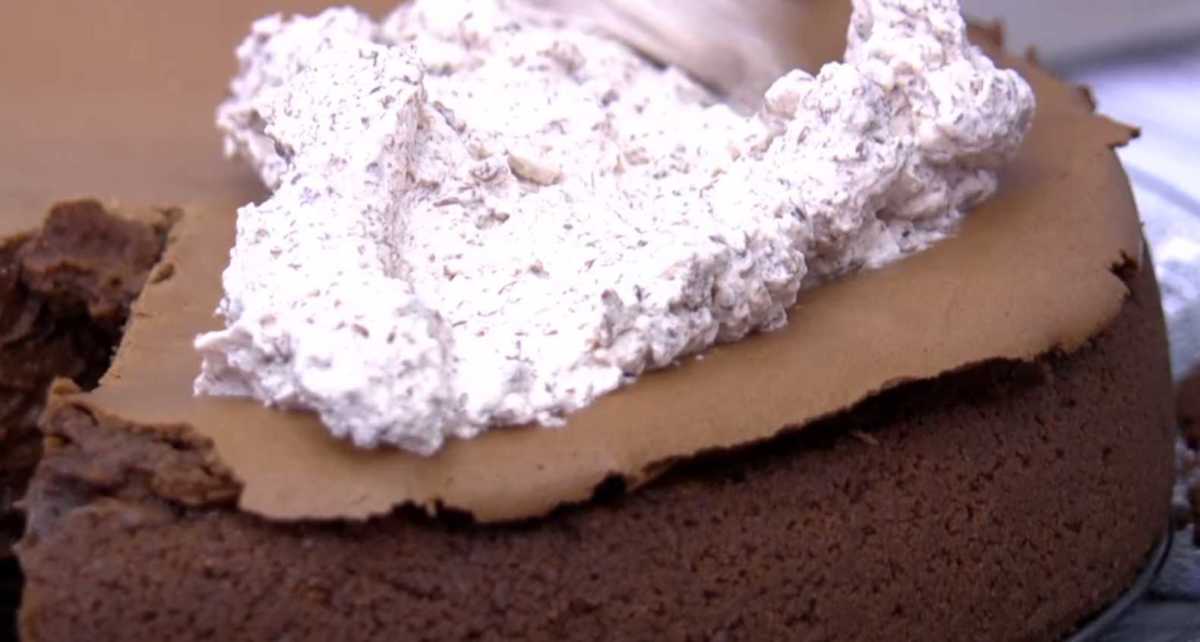 Torta de Chocolate cremosa com chantilly