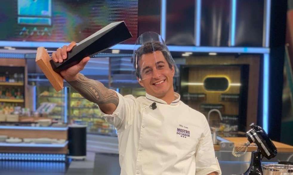 Dário Costa segura o troféu da segunda temporada do Mestre do Sabor na TV Globo