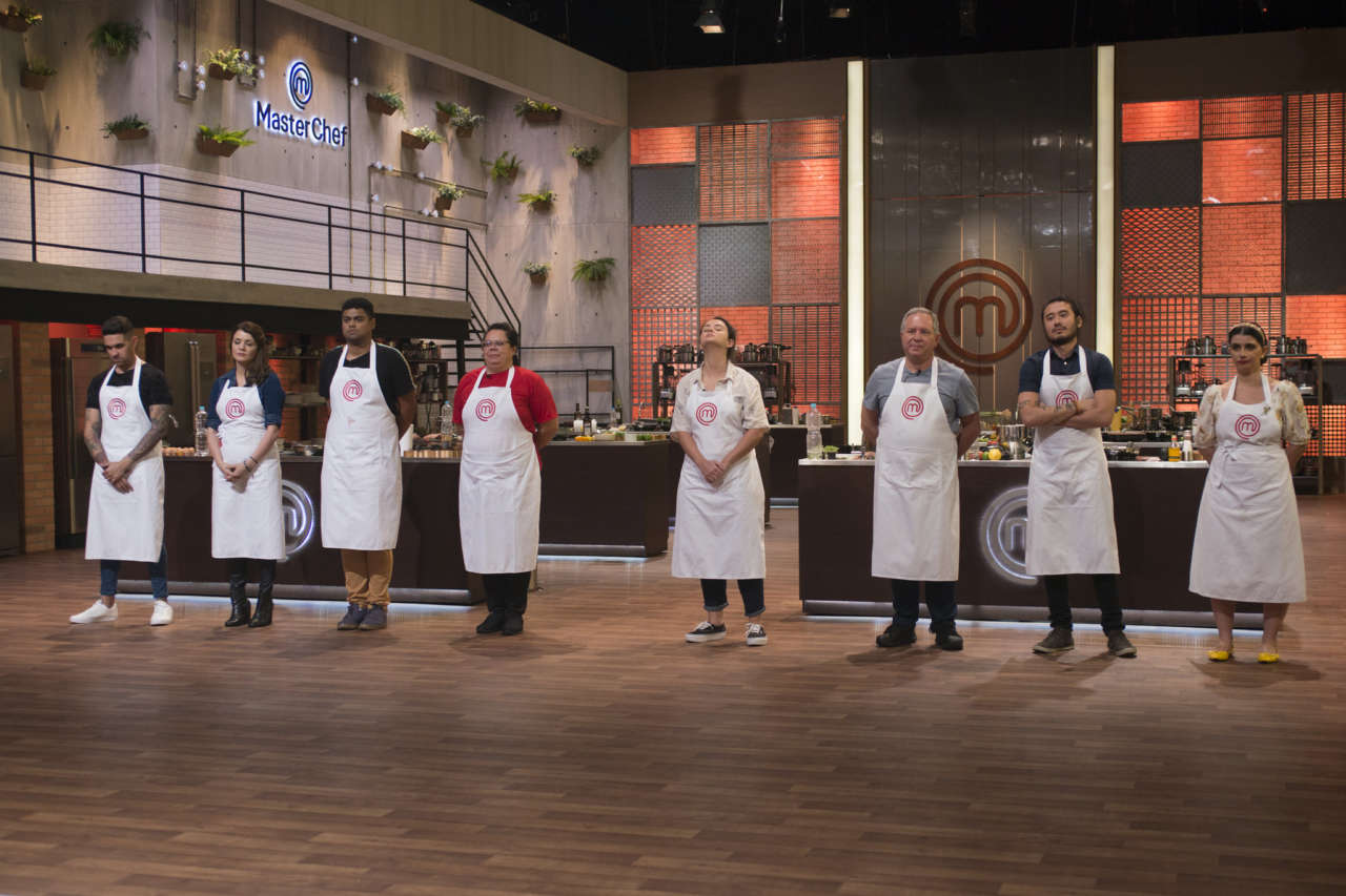 Participantes do terceiro episódio do MasterChef no cenário do programa