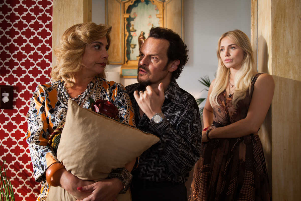 Socorro (Heloisa Perissé), Olegário (Matheus Nachtergaele), Marylin (Letícia Colin). Olegário mostra a casa para Socorro e Marylin em Cine holliúdy