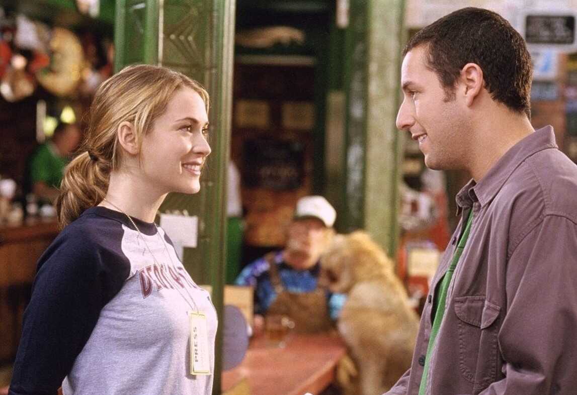 Cena do filme A Herança de Mr.. Deeds, protagonizado por Adam Sandler e exibido no Cine Aventura pela Record TV