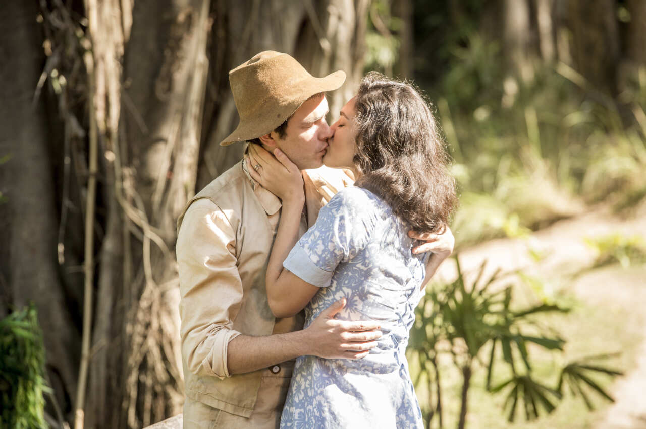 Candinho e Filomena se beijam após reencontro
