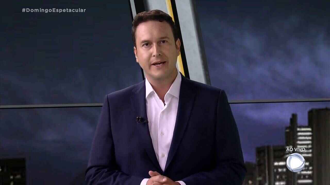 Jornalista Eduardo Ribeiro ancorando o Domingo Espetacular na Record TV