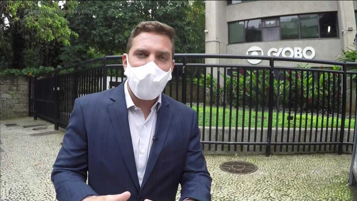 Repórter Rael Policarpo grava na frente do prédio da Rede Globo