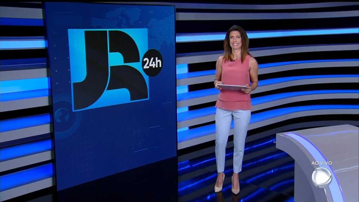 Janine Borba apresentando uma edição do boletim JR 24h