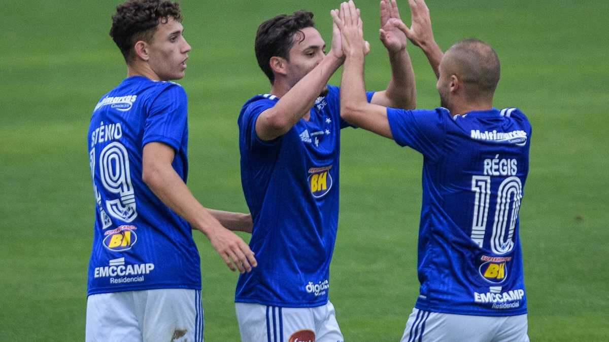 Jogadores do Cruzeiro comemorando Gol na partida contra o Figueirense