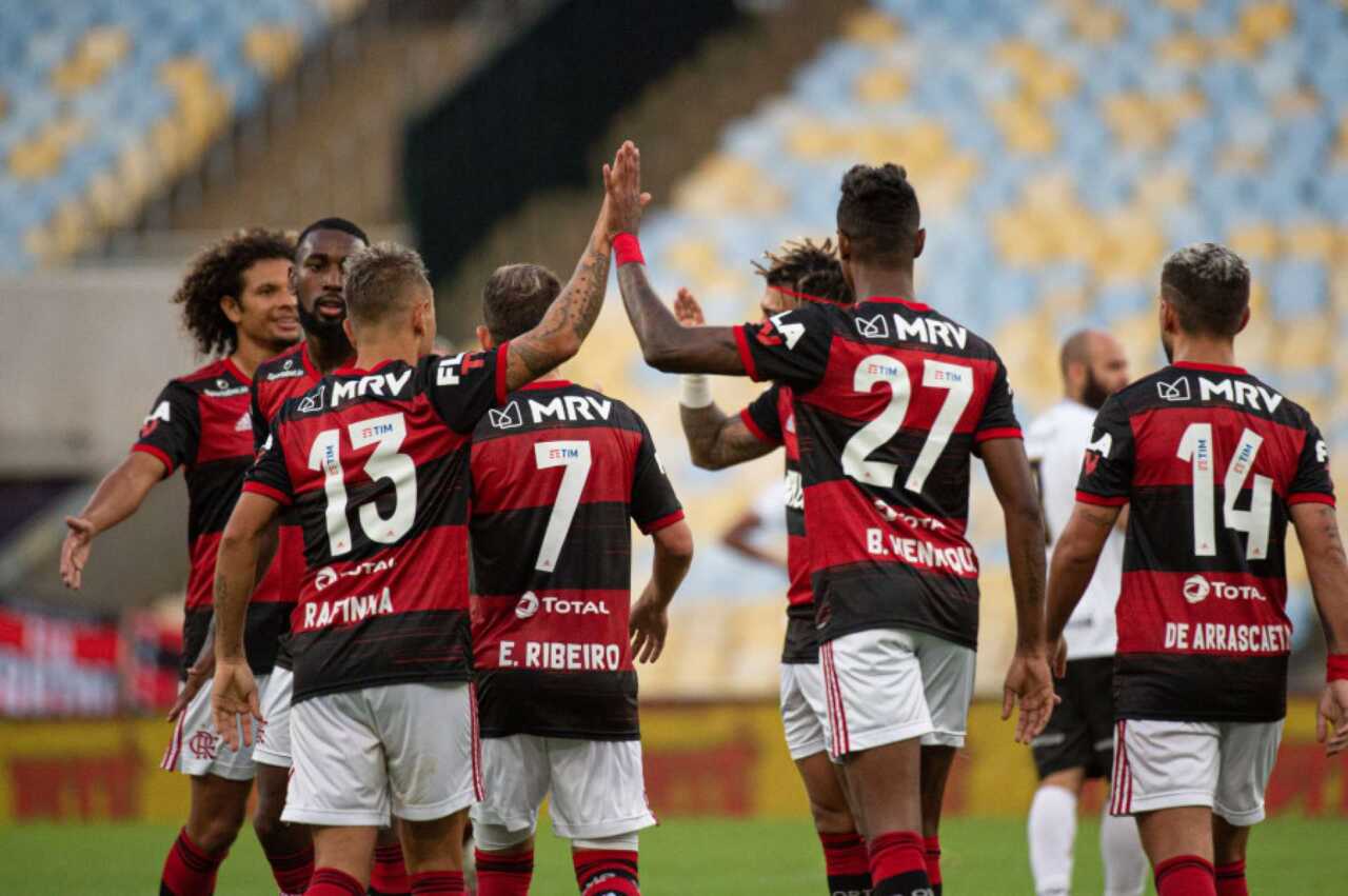 Jogadores do Flamengo em campo no Maracanã durante o Campeonato Brasileiro de 2019